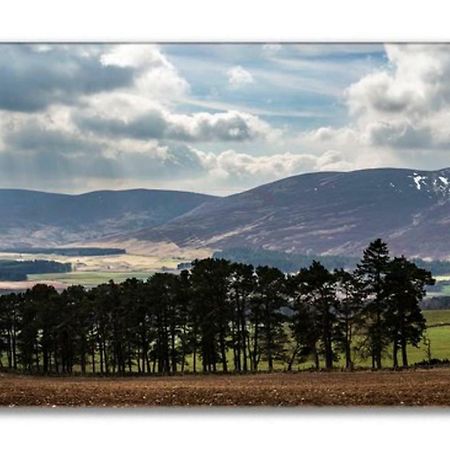 Traditional Family Home In Royal Deeside อะบอยน์ ภายนอก รูปภาพ