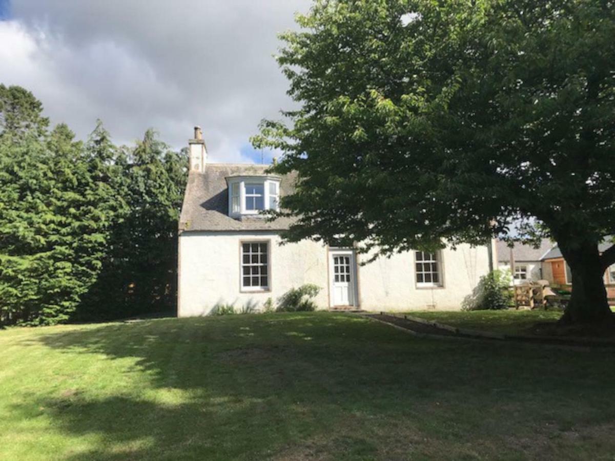 Traditional Family Home In Royal Deeside อะบอยน์ ภายนอก รูปภาพ